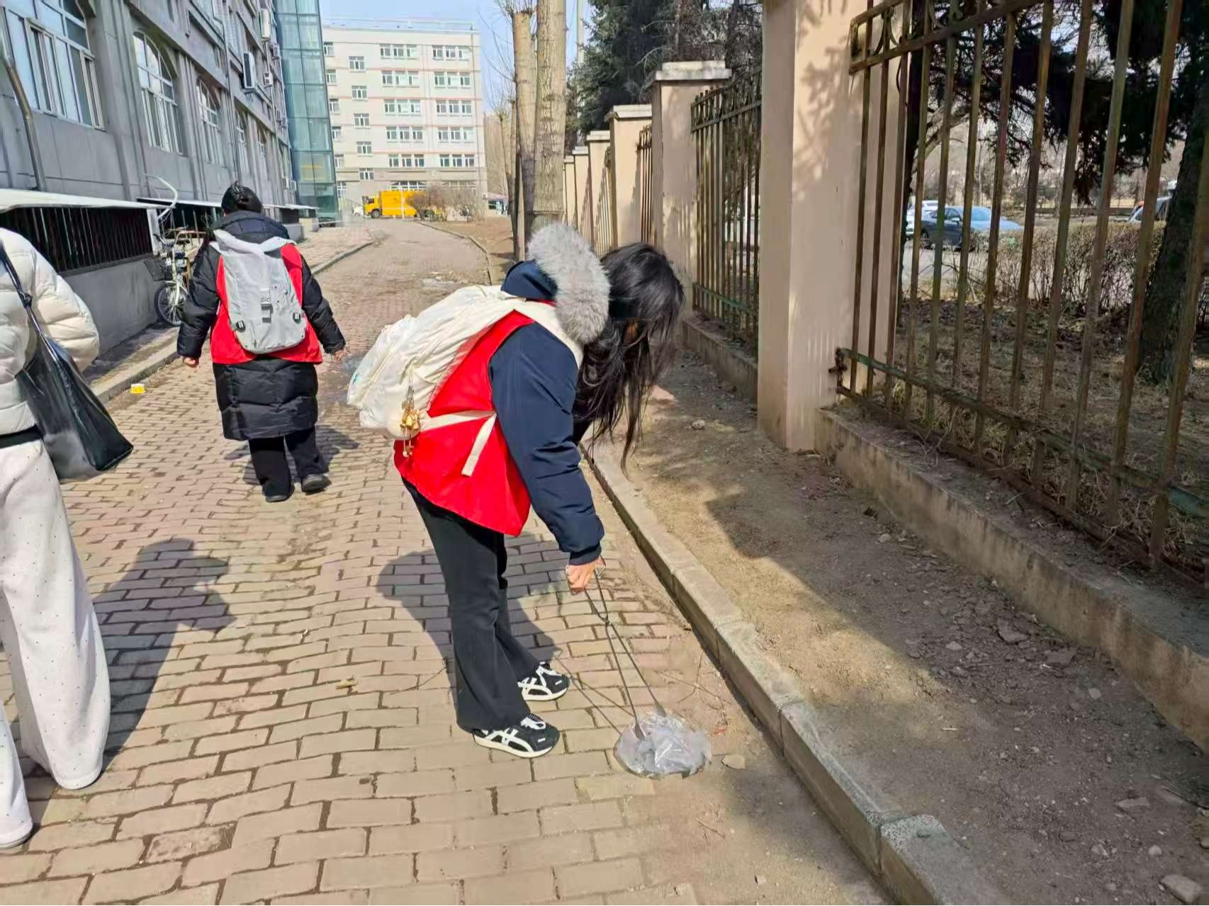 三月春风暖校园 志愿服务践初心 ——艺术与传媒学院开展“弘扬雷锋精神，共建洁净校园”主题活动