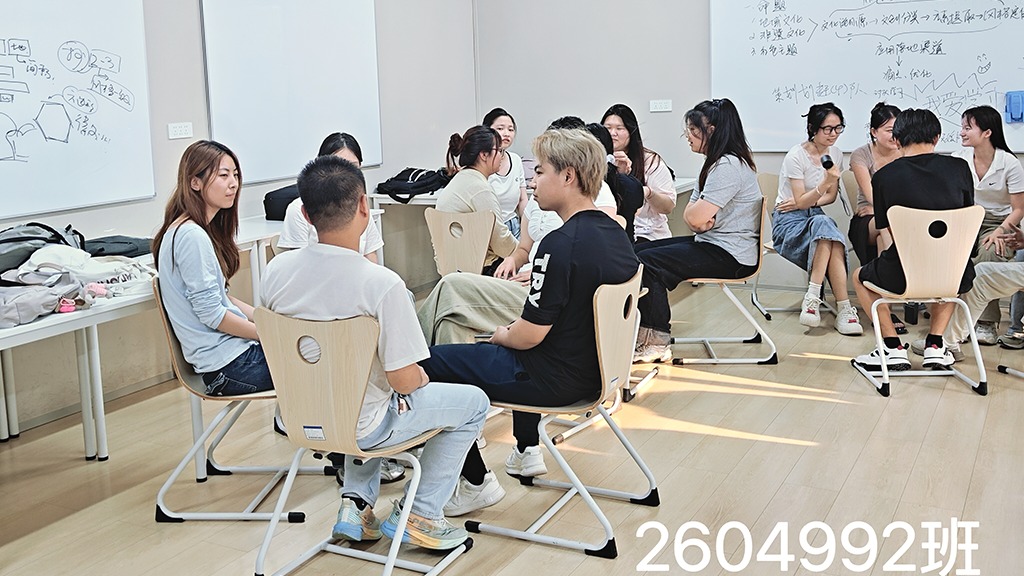 艺彩纷呈丨凝心聚力，向阳同行——艺术与传媒学院开展26级新生班级心理团辅活动
